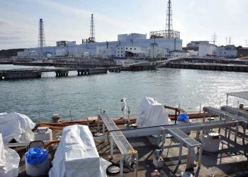Una embarcación estadounidense transporta agua pura cerca de la central nuclear de Fukushima. (Foto: DENNIS M. SABANGAN)