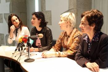 Iolanda Castaño, María Reimóndez, Inma López Silva y Dolores Vilavedra, ayer en Santiago. (Foto: VICENTE PERNÍA)