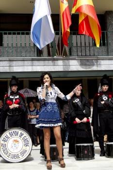 Lucía Pérez, con la Real Banda de Gaitas de la Diputación de Ourense.