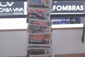 Imagen de diarios portugueses donde informan en portada del rescate solicitado por el primer ministro en funciones.