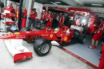 El piloto español Fernando Alonso (Ferrari), durante la primera sesión de entrenamientos libres para el Gran Premio de Malasia