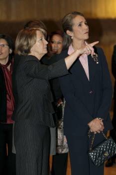  La infanta Elena conversa con la presidenta del congreso, Adoración Juárez.