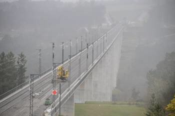Montaje de la vía ferroviaria en el viaducto de Pol (Carballiño), de la línea Ourense-Santiago. Las obras concluirán antes del fin de 2011.  (Foto: MARTIÑO PINAL)