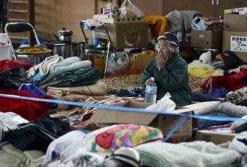 Una mujer descansa en un centro de evacuación, en la ciudad de Ishinomaki. (Foto: DAI KUROKAWA)