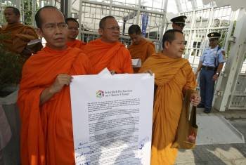 Monjes budistas protestan frente a la sede donde se desarrolló la cumbre de Bangkok. (Foto: NARONG SANGNAK)