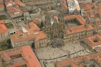 Imagen aérea del abrazo a la catedral compostelana. (Foto: CONSORCIO DE SANTIAGO)