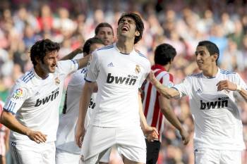 Kaká celebra el primero de los dos goles que consiguió en Bilbao.? (Foto: luis tejido)