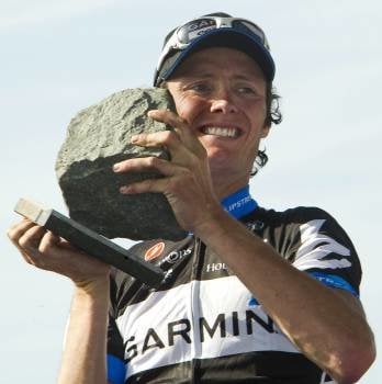 El belga Van Summeren, con el trozo de empedrado con el que se distingue al ganador.? (Foto: ian langsdon)