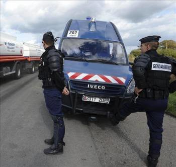 Agentes de la Gendarmería francesa en una carretera (Foto: ARCHIVO)