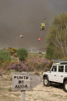 Dos helicópteros recogen agua para extinguir el incendio de Bande. (Foto: JOSE PAZ)
