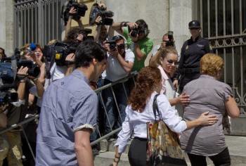 Jesulín de Ubrique, Campanario y su madre, a su llegada a la Audiencia Provincial de Cádiz. (Foto: ROMÁN RÍOS)