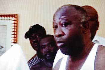 Imagen de televisión de Laurent Gbagbo, tras su captura, en la habitación de un hotel. (Foto: TCI)
