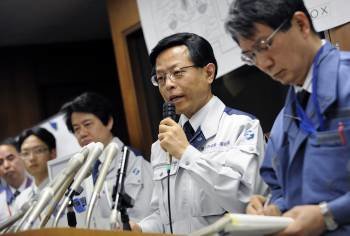 El subdirector general de la Agencia de Seguridad Industrial y Nuclear, Hideiko Nishiyama (2-d) y el oficial de la Comisión de Seguridad Nuclear (NSC) Kenkichi Hirose (d).