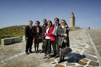 Los consejeros autonómicos de bienestar del PP posan ante la Torre de Hércules. (Foto: CABALAR)
