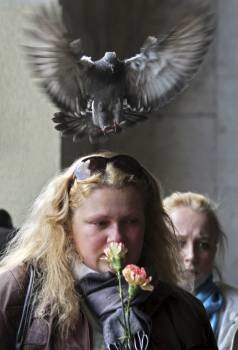Una joven llora al entrar en la estación. (Foto: TATYANA ZENKOVICH)