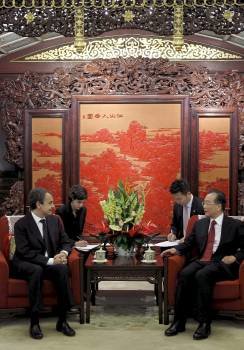 Zapatero durante su entrevista con el primer ministro chino, Wen Jiabao. (Foto: CHEMA MOYA)