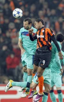 Luiz Adriano salta por el balón con el centrocampista argentino Javier Mascherano.? (Foto: s. dolzhenko)