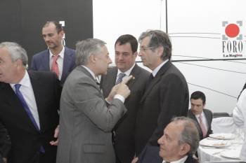 Blanco habla con Rodríguez, en presencia de Barbosa.
