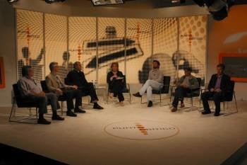 Feliciano González, Lupicinio Peña, José Ángel Feijóo Mirón, Nora Sola, Emilio Cuíñas, Mohamed Saleh y Eladio Osorio, en un momento del debate. (Foto: JOSÉ PAZ)