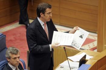 Feijóo, en una de sus intervenciones durante el pleno en el Parlamento, en presencia de Rueda (Foto: VICENTE PERNÍA)