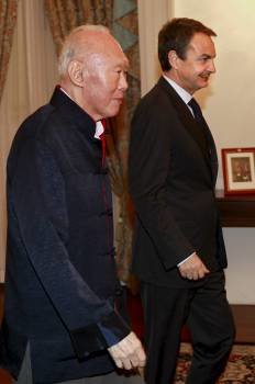 Lee Kuan, ministro mentor (fundador) de Singapur, con Rodríguez Zapatero. (Foto: CHEMA MOYA)