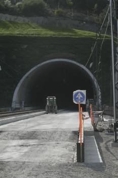 Túnel de A Burata, donde se está montando la vía (a la izquierda). (Foto: MIGUEL ÁNGEL)