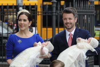 El príncipe Federico de Dinamarca y su esposa la princesa Mary posan para los medios a su llegada al bautizo de sus dos hijos mellizos, nacidos el pasado enero, como Vicente y Josefina. EFE