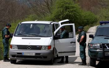  Efectivos de la Guardia Civil identifican a los ocupantes de un vehículo en los alrededores de la localidad de Zegama