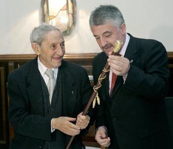 El intelectual Isaac Díaz Pardo (i) recibe de manos del presidente de la Federación Galega de Municipios e Provincias (Fegamp), Carlos Fernández, el bastón de honor de todos los ayuntamientos gallegos.