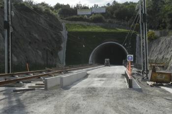 Entrada del túnel de A Burata, en obras, de la línea de AVE a Santiago. (Foto: MIGUEL ÁNGEL)