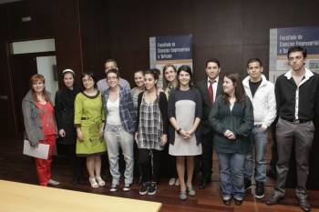 Elisa Alén junto a los alumnos premiados. (Foto: MIGUEL ÁNGEL)