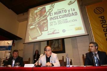 Mesa presidencial de la jornada sobre el hurto y la inseguridad en el comercio, en Santiago. (Foto: VICENTE PERNÍA)