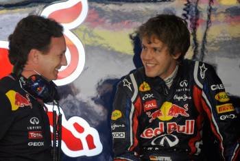 El piloto alemán de Fórmula Uno Sebastian Vettel de Red Bull conversa con Christian Horner. (Foto: FRANCK ROBICHON)