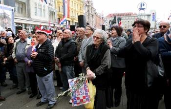  Una multitud escucha los veredictos contra los ex generales Ante Gotovina, Ivan Cermak y Mladen Markac, por crímenes de guerra cometidos en agosto de 1995 en Croacia, durante una manifestación de veteranos de guerra en Zagreb (Croacia).