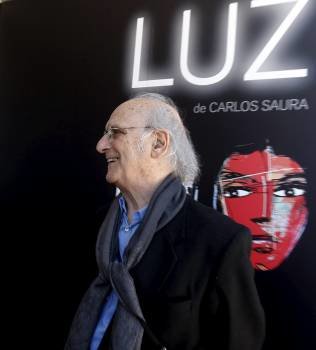Carlos Saura inauguró hoy en la cupula del Centro Cultural Internacional Oscar Niemeyer de Avilés (Asturias) la exposición 'Luz'. EFE