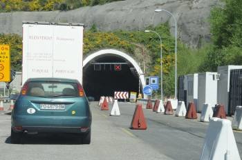 En la imagen, el carril reabierto de la A-52, en la entrada al túnel de Folgoso, en sentido Ourense. (Foto: MARTIÑO PINAL)