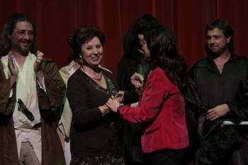 Marisa Calvo recibiu o premio de honra de mans de Isabel Pérez. (Foto: MIGUEL ÁNGEL)