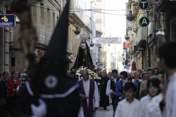 Os cofrades portan a Virxe Dolorosa, durante a procesión de onte. (Foto: MARTIÑO PINAL)