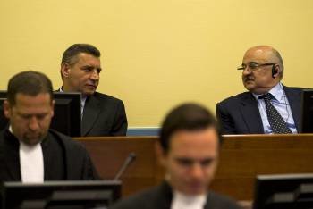 El exgeneral croata Ante Gotovina. A la derecha, mujeres llorando al escuchar los veredicto. (Foto: )
