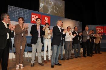 Pachi Vázquez -adelantado-, con los candidatos del PSdeG en la comarca de Carballiño. (Foto: JOSÉ PAZ)