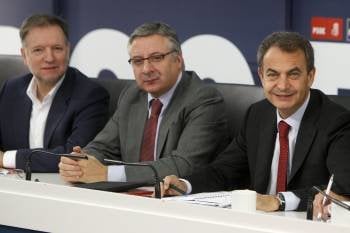 Iglesias, Blanco y Zapatero en una Ejecutiva socialista. (Foto: JUANJO MARTÍN)