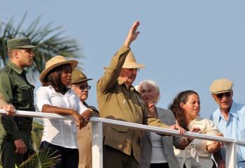 Raúl Castro saluda a la gente durante el desfile de ayer en La Habana. (Foto: A. ERNESTO)