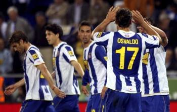 Osvaldo celebra con sus compañeros el definitivo empate ante el Atlético de Madrid.? (Foto: albert olivé)