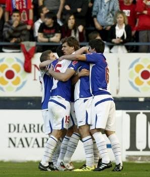 Los jugadores del Athletic celebran el gol de Llorente.? (Foto: jesús diges)