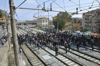 Los inmigrantes protestaron ayer en la estación italiana de Ventimiglia. (Foto: LUCA ZENNARO)