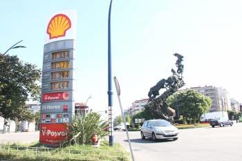 El diésel en algunas gasolineras de la ciudad ya cuesta 1,33 euros el litro, casi como la gasolina súper 95, que está a 1,37 euros.  foto: David Tombilla