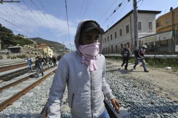 Inmigrantes y activistas italianos ocupan las vias de la estación de trenes de Ventimiglia, Italia.
