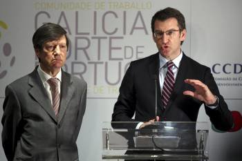 El presidente de la Xunta, Alberto Núñez Feijóo,d, y el presidente de la Comisión de Coordinación y Desarrollo Regional del Norte de Portugal, Carlos Lage,iz. EFE