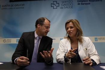 El rector de la Universidad de Vigo, Salustiano Mato, y la gerente del CHOU, Eloína Núñez. (Foto: XESÚS FARIÑAS)