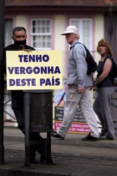 Un portugués protesta en Oporto por la situación de su país. (Foto: ESTELA SILVA)